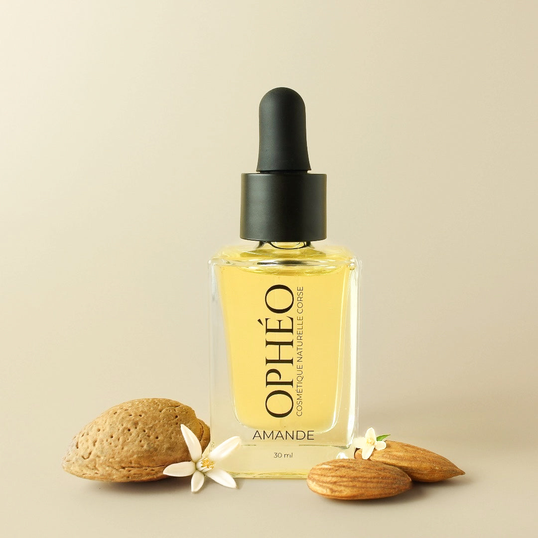 Flacon en verre d'huile amande visage, contenant une huile d'amande douce pour apporter nutrition, hydratation et douceur aux peaux sèches à très sèches.
