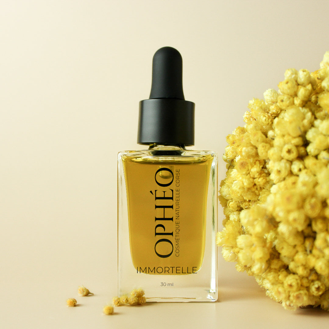 Flacon en verre d'huile immortelle visage, pour apporter souplesse et éclat aux peaux ternes.