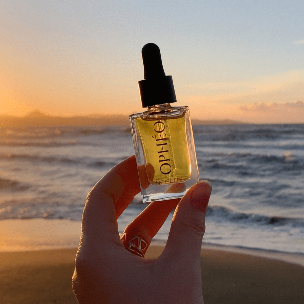 Flacon d'huile visage noisette OPHÉO, huile noisette visage régulatrice de sébum, idéal pour lutter contre les imperfections des peaux mixtes à grasses.