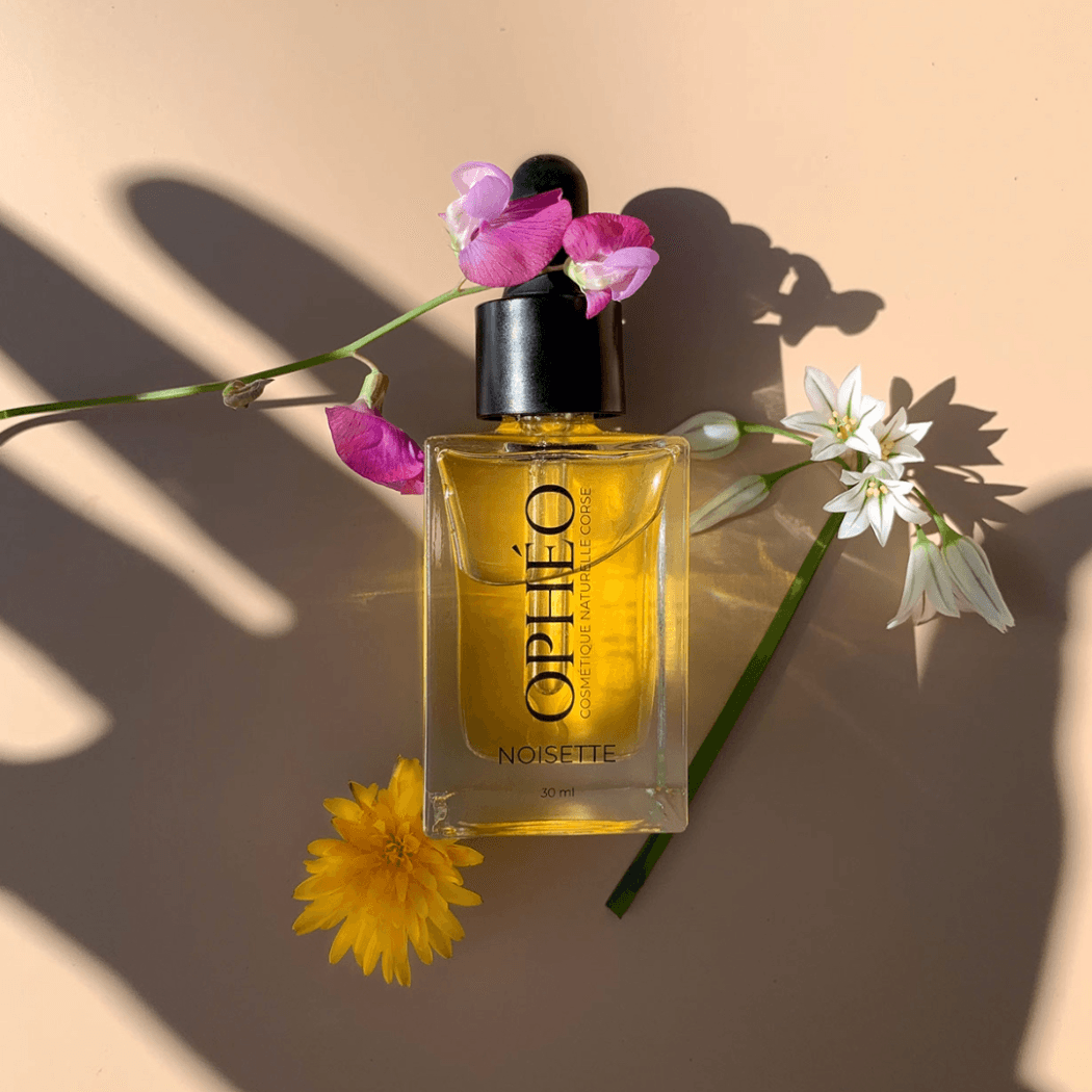 Flacon d'huile visage noisette OPHÉO, huile noisette visage régulatrice de sébum, idéal pour lutter contre les imperfections des peaux mixtes à grasses.