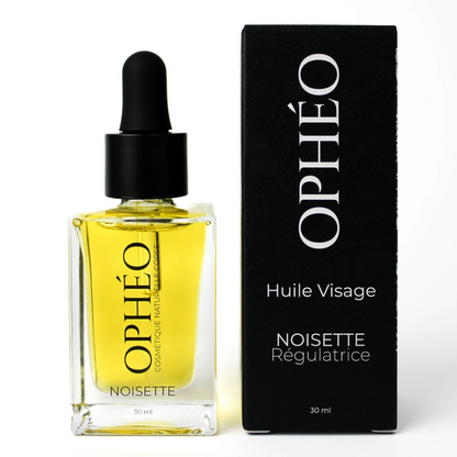 Un flacon d'Huile Visage Noisette Régulatrice de la marque OPHÉO, accompagné de son emballage carton, noir et blanc au style élégant et épuré.