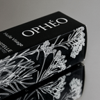 Emballage carton de l'Huile Visage Immortelle Régénérante OPHÉO, élégant, noir et blanc avec illustration botanique de l'immortelle corse.